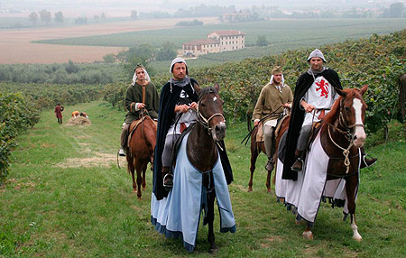 Rievocazione storica, cavalli e cavalieri tra i vigneti