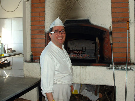  Leonardo  Di Vito prepara il fuoco nel forno a legna 