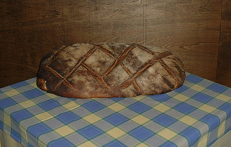  Una ragguardevole pagnotta di pane di  Castelluccio dei Sauri  